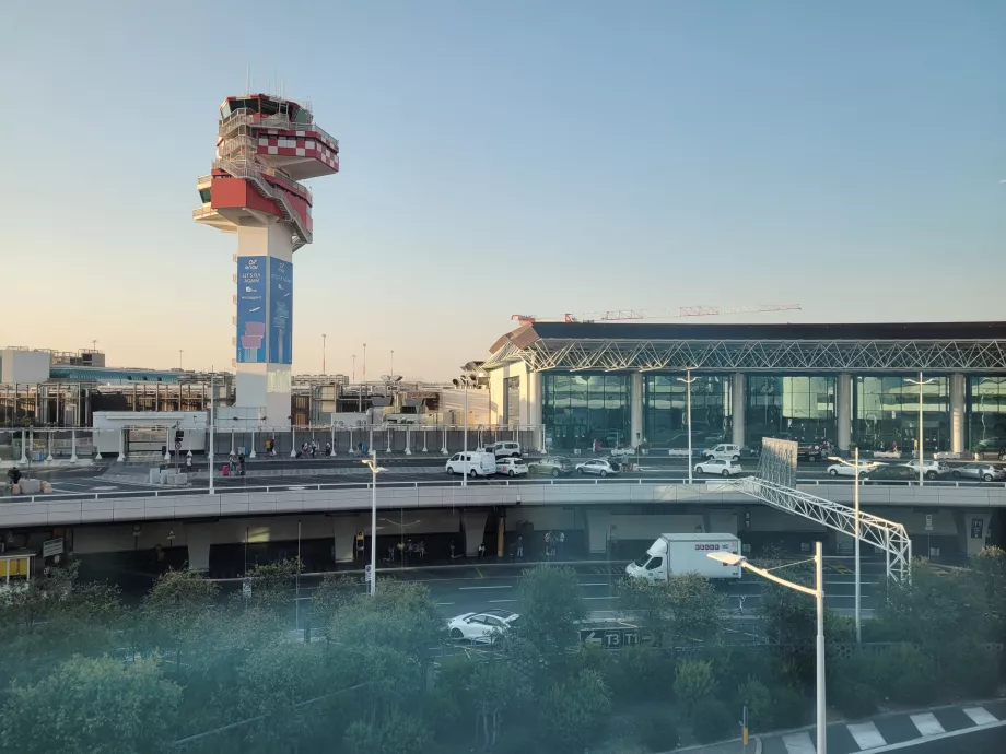 Torre de control del aeropuerto FCO