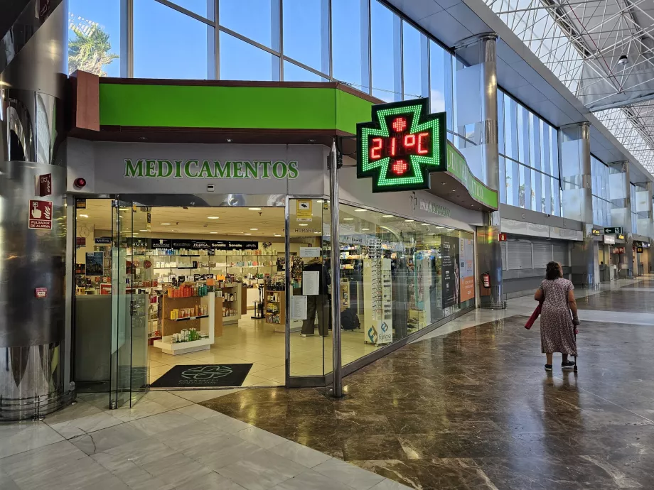 Farmacia en la parte pública