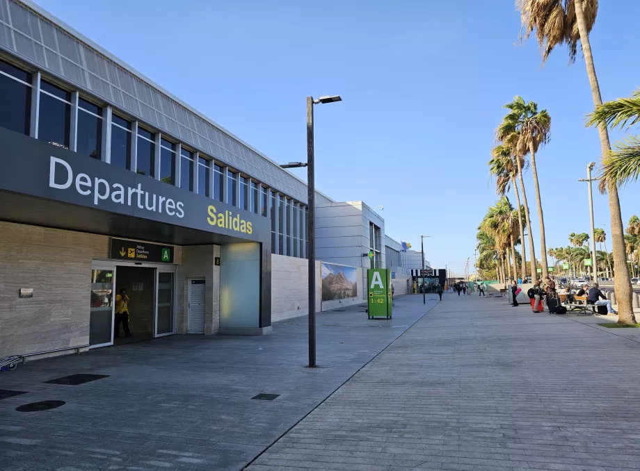 Terminal del aeropuerto TFS