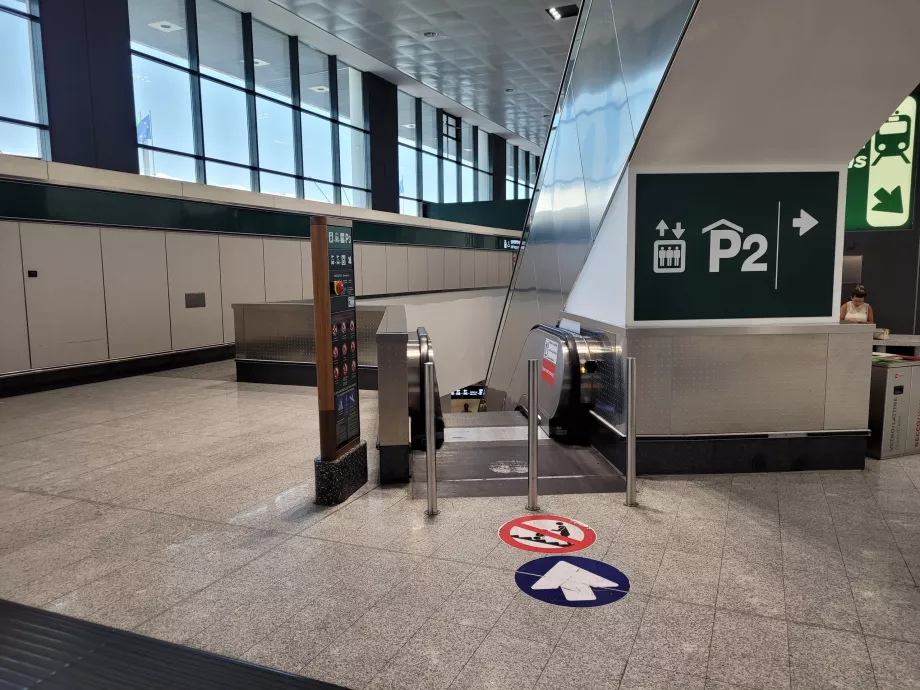 El camino al tren por la escalera mecánica