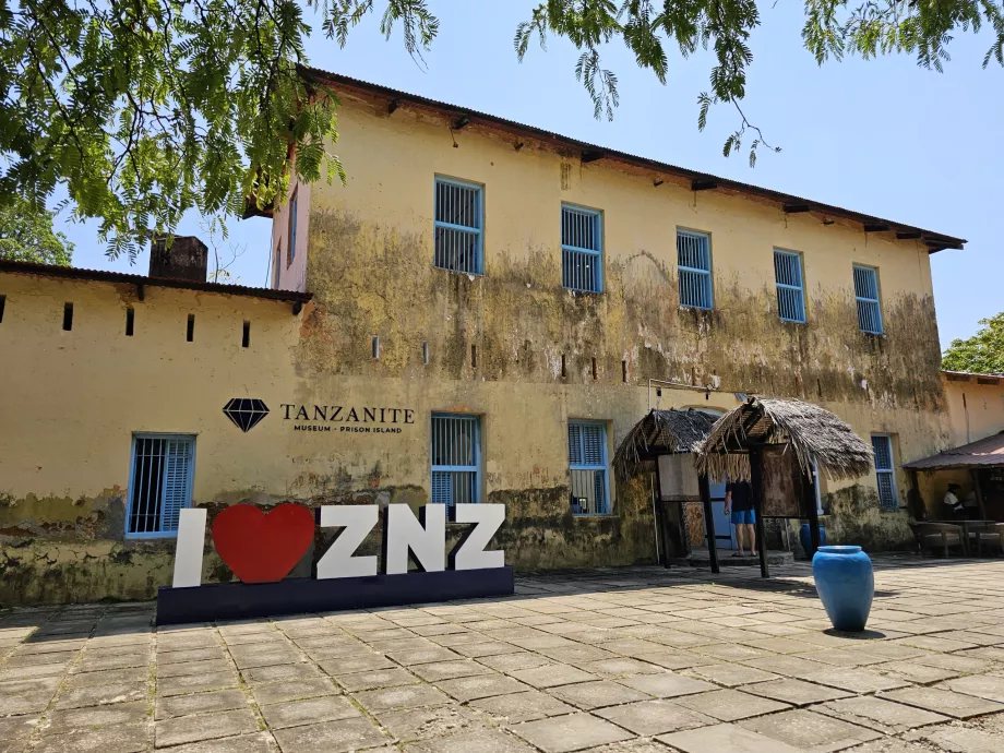 Prison Island, el edificio de la prisión con el cartel I love ZNZ