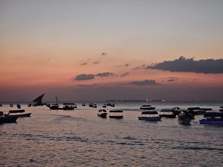 Puesta de sol desde el paseo marítimo de Forodhani