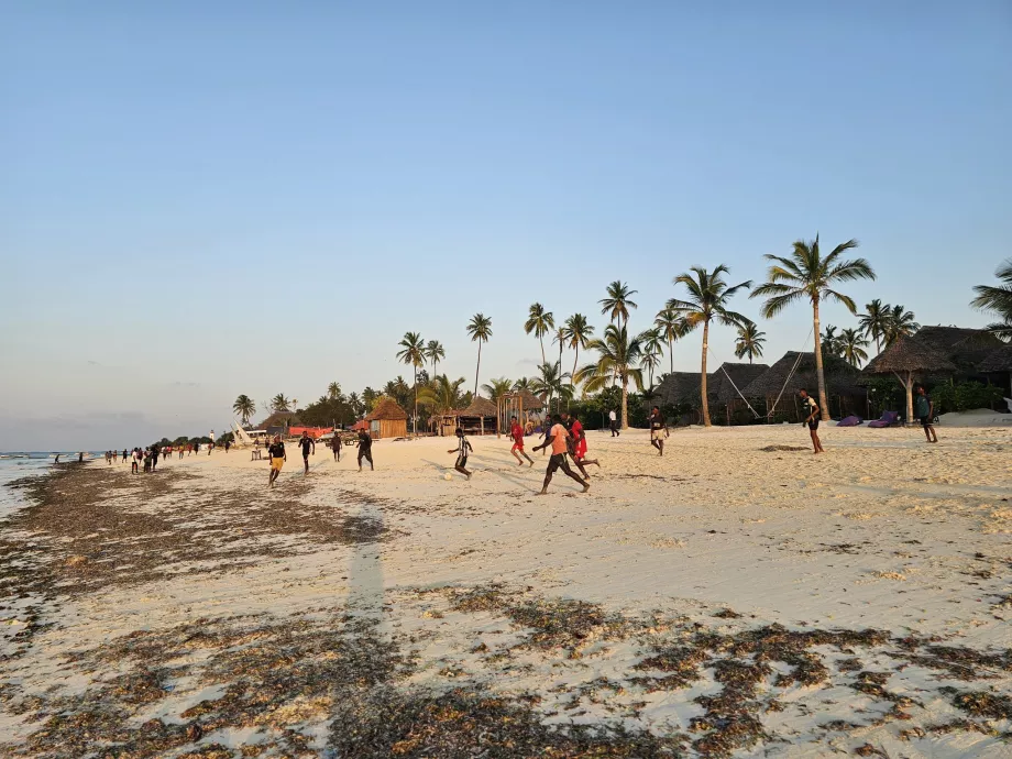 Jugando al fútbol en la playa de Nungwi