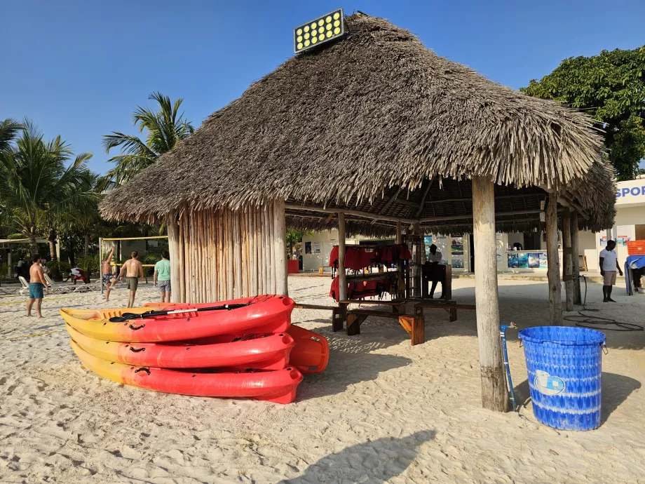 Deportes acuáticos en la playa de Kendwa