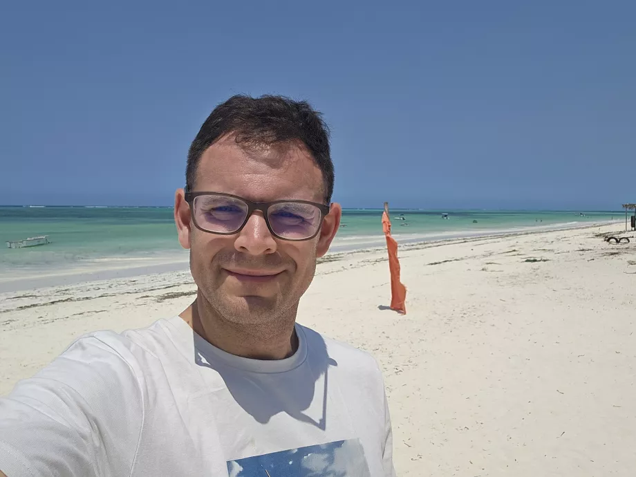 Yo en la playa de Pwani-Mchangani