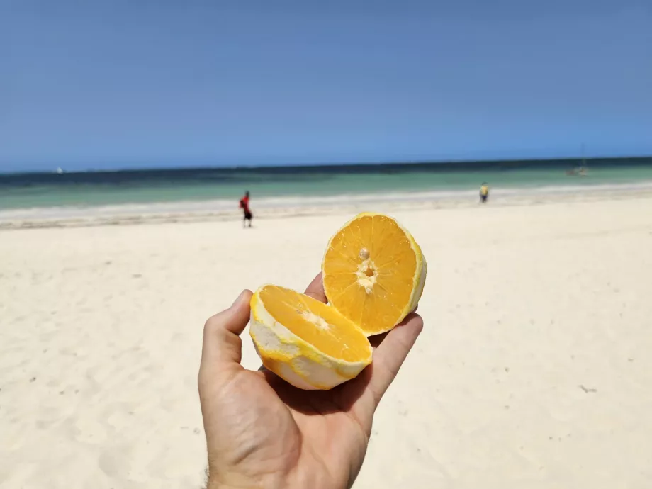 Naranja en la playa de Kiwengwa