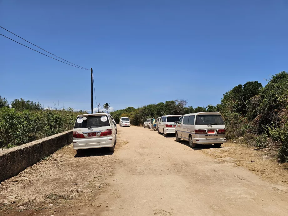 Aparcamiento en la playa de Mtende