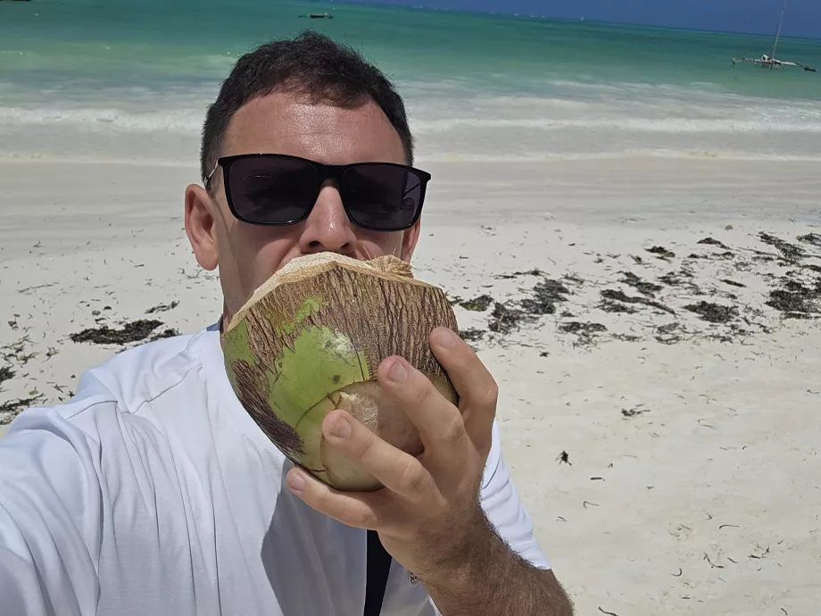 Bebo coco en la playa de Paje