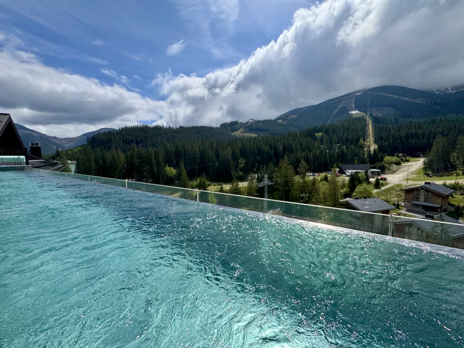 Vista desde la piscina exterior