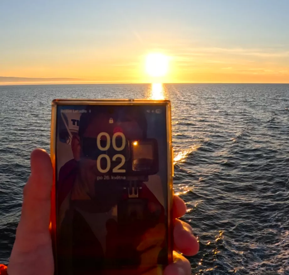 Sol de medianoche desde la cubierta del ferry