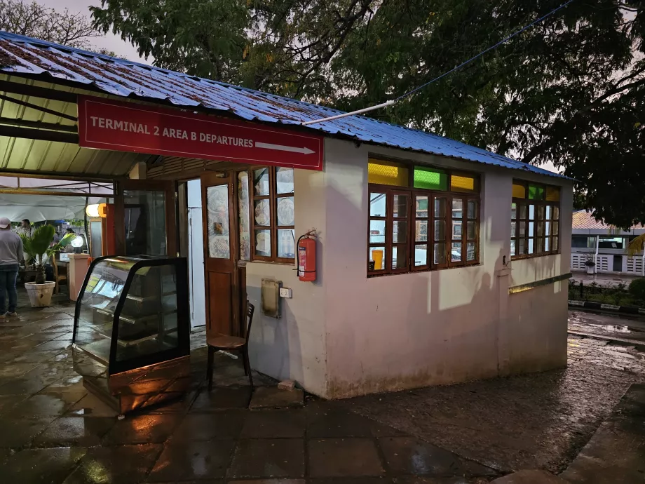 Terminal 2, zona exterior común