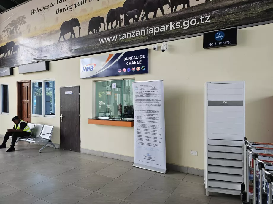 Oficina de cambio en la sala de llegadas