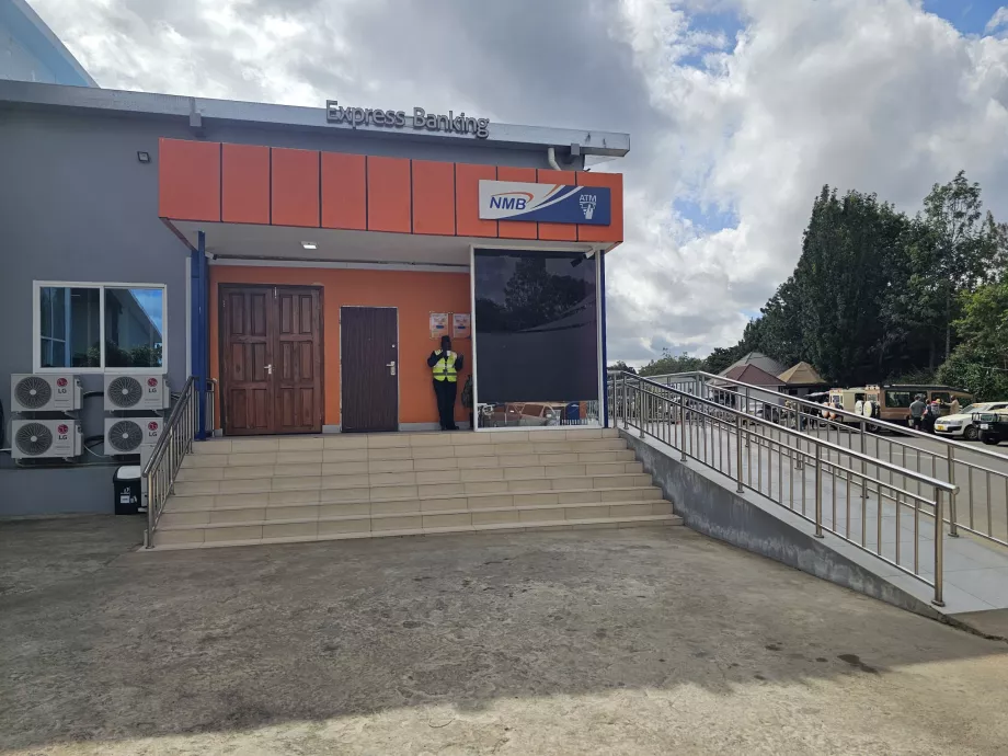 Cajero automático entre la sala de llegadas y la de salidas
