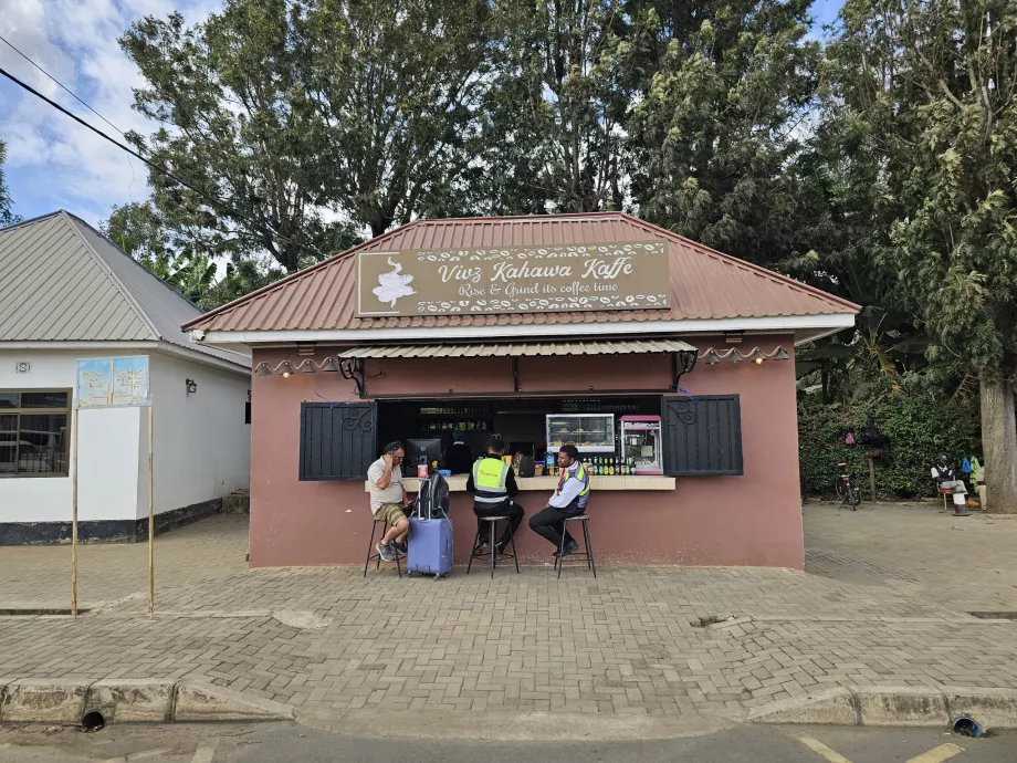 Cafetería barata frente a la sala de embarque