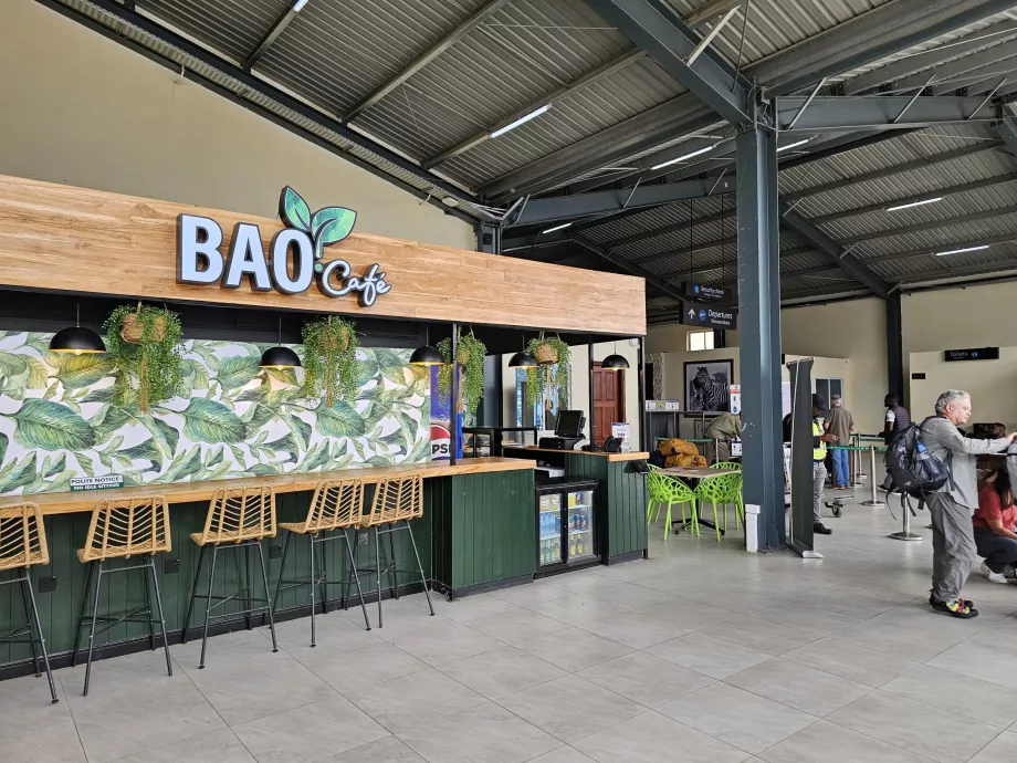 Cafetería en la zona pública del vestíbulo de salidas