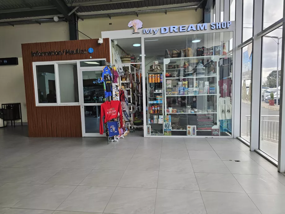 Tienda de recuerdos en el vestíbulo de salidas