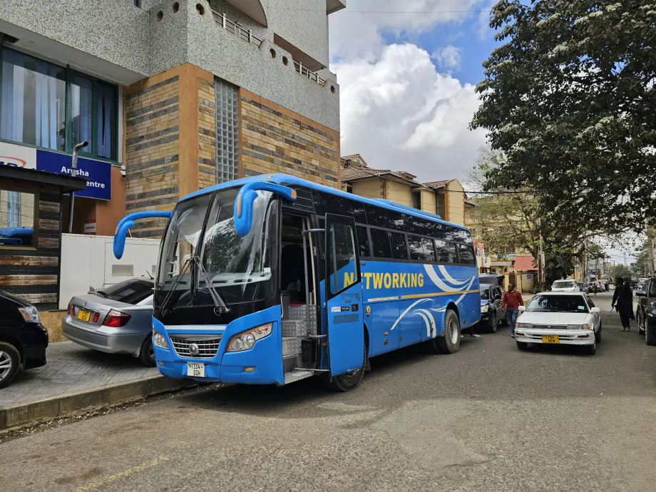 Parada de autobús en dirección al aeropuerto en la calle India