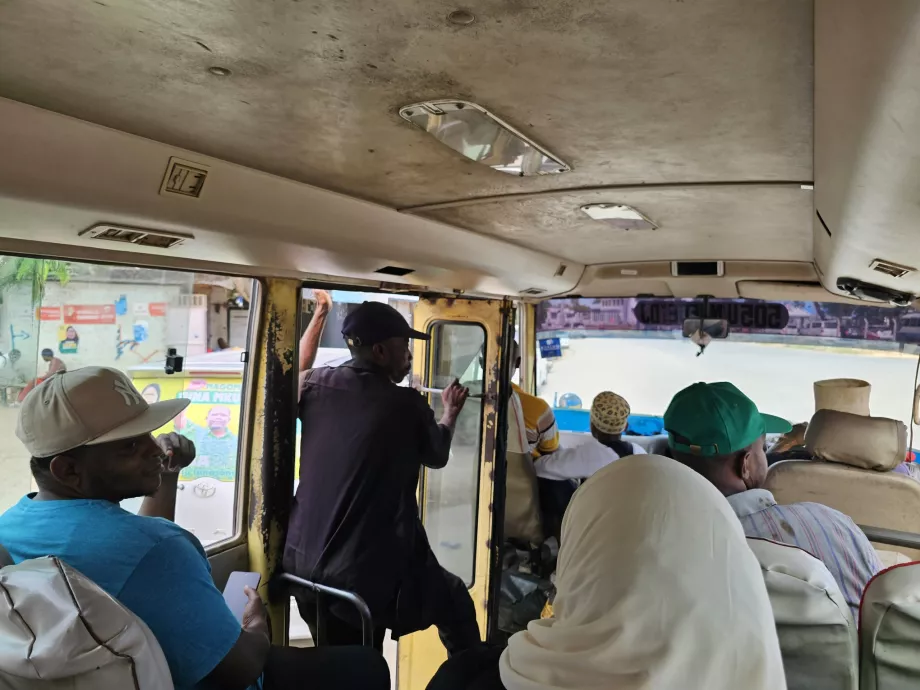 El conductor del autobús dio