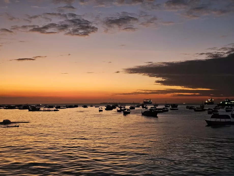 Puesta de sol desde el paseo marítimo de Forodhani