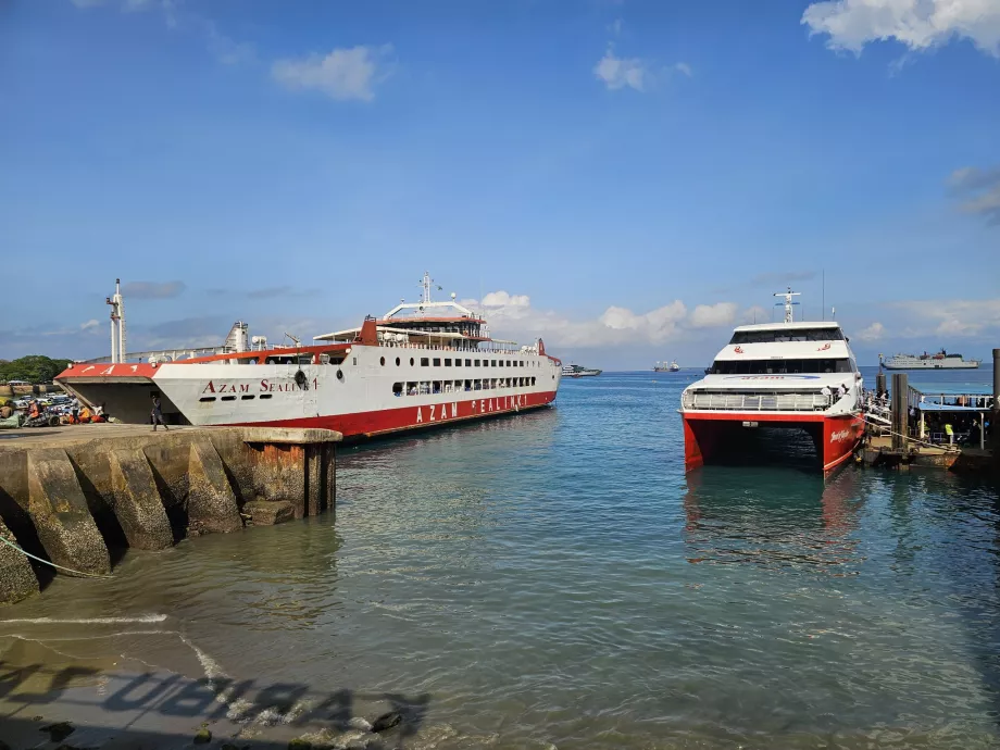 Barcos de Azam Marine