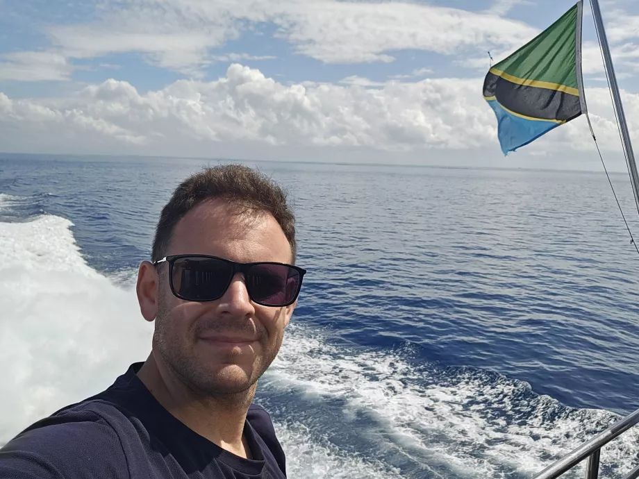 Yo en el ferry de Zanzíbar a Dar es Salaam
