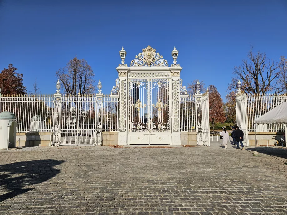 Salida principal del Palacio de Akasaka