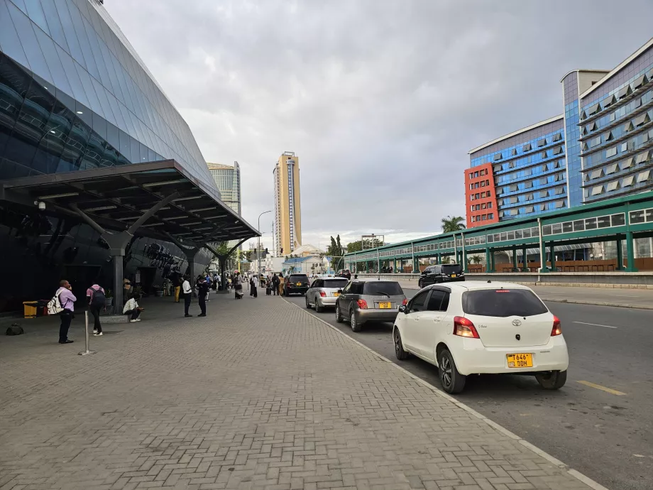 Coches Bolt o Uber fuera de la estación de tren