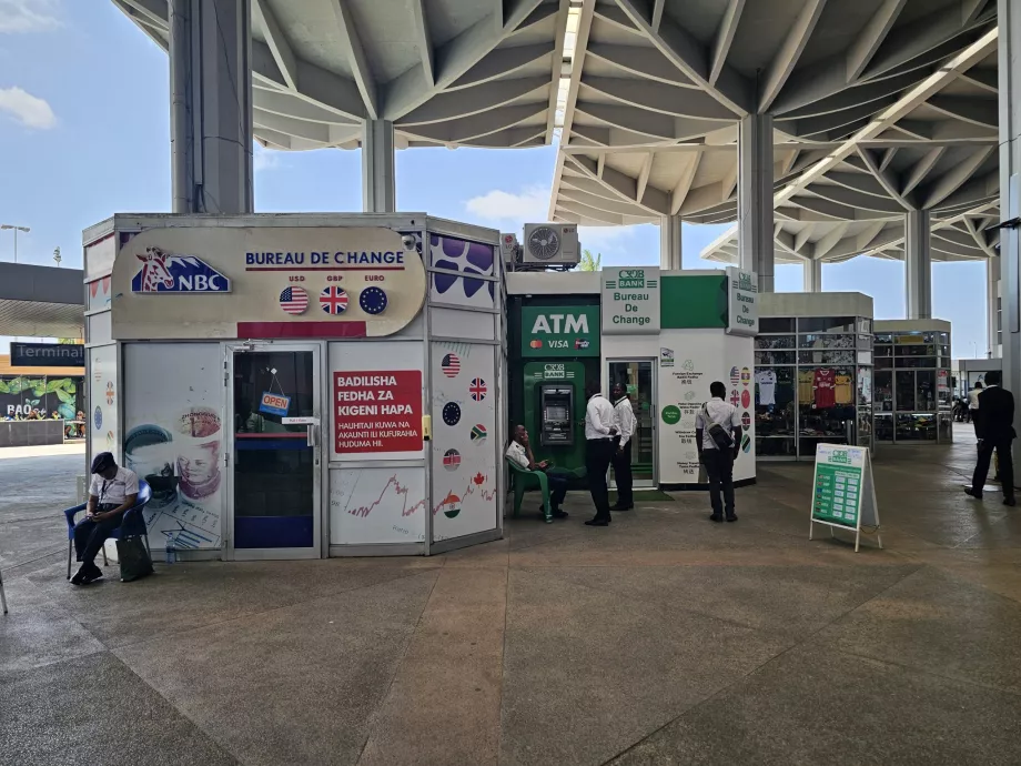 Cajeros automáticos y oficinas de cambio, Terminal 2