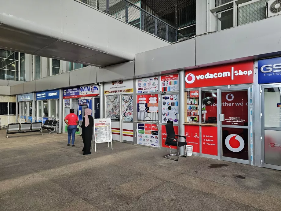 Cambio de divisas y tiendas de operadores de telefonía móvil, Terminal 2