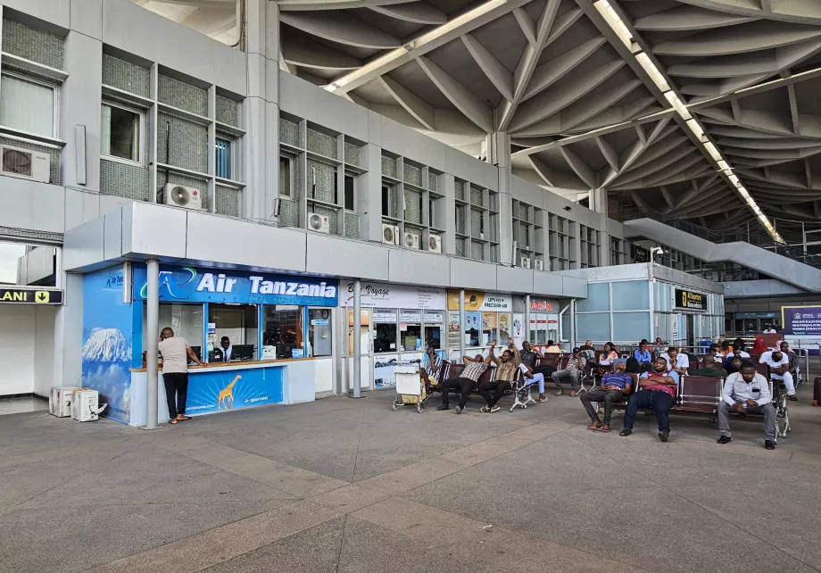 Mostradores de las compañías aéreas frente a la sala de embarque