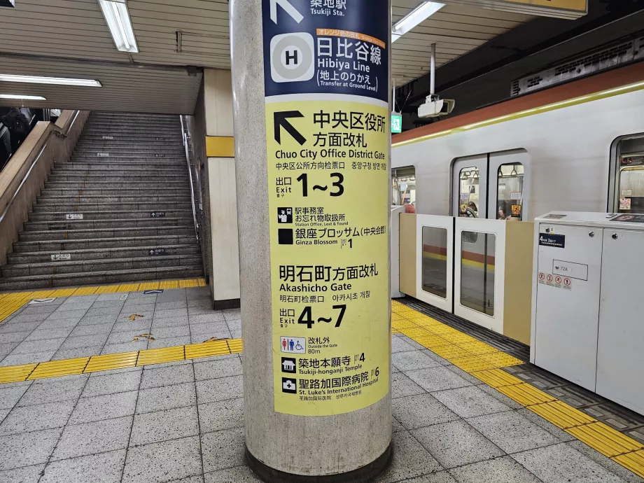 Señalización de las salidas de la estación de metro