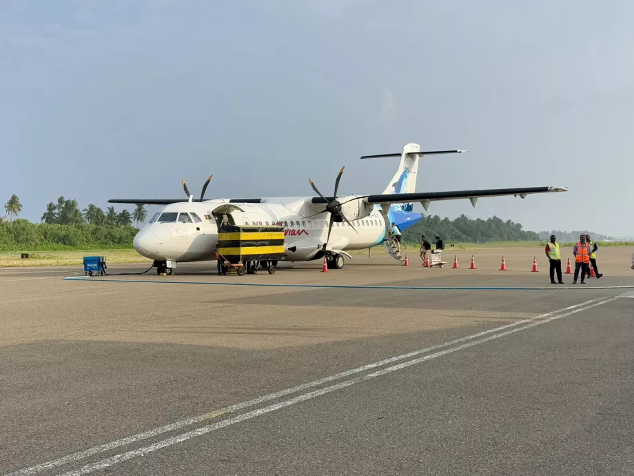 Avión maldivo ATR-72 en Kooddoo GKK