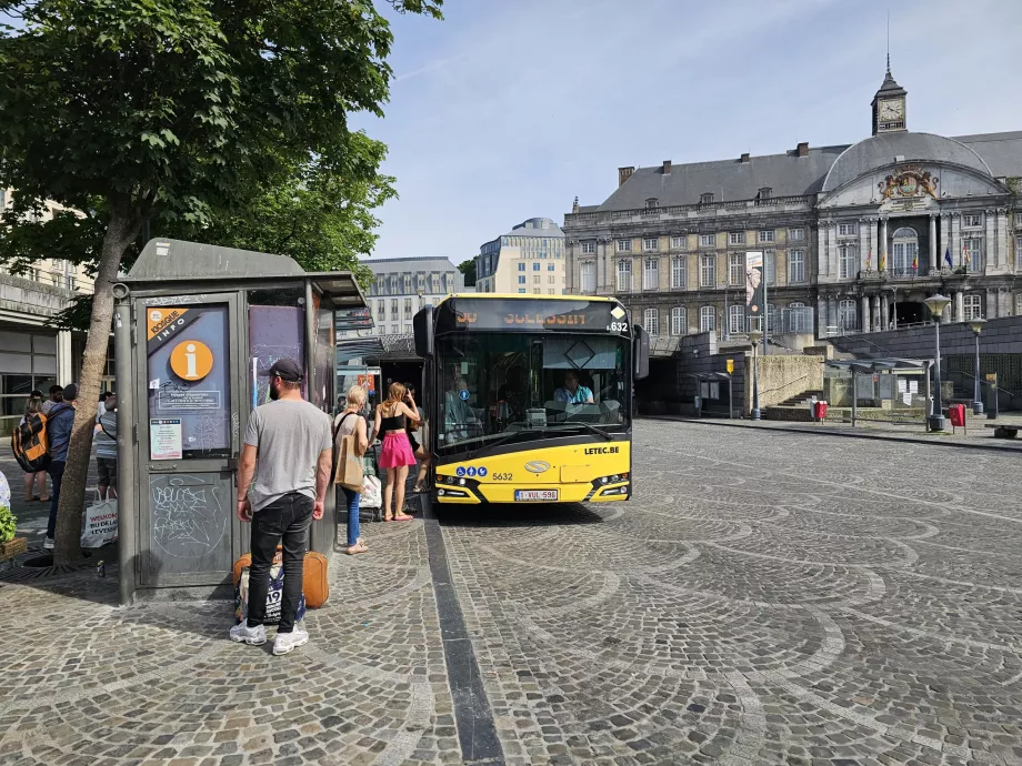 Parada de autobús en Place St-Lambert