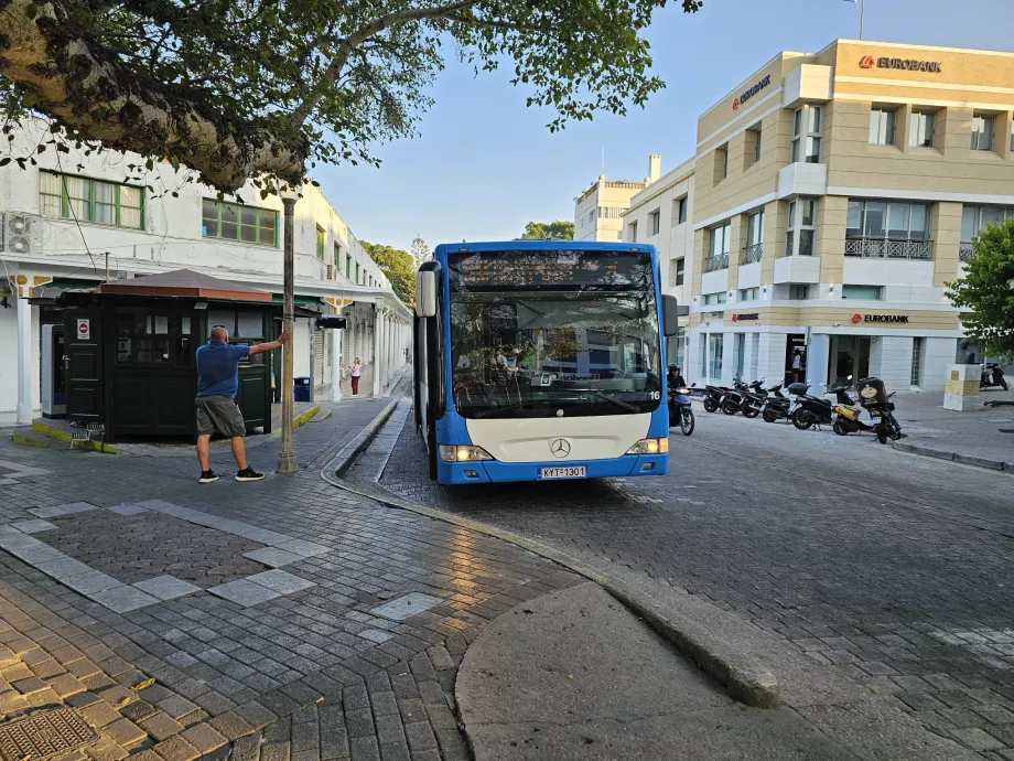 Parada en dirección al aeropuerto en el centro de Rodas