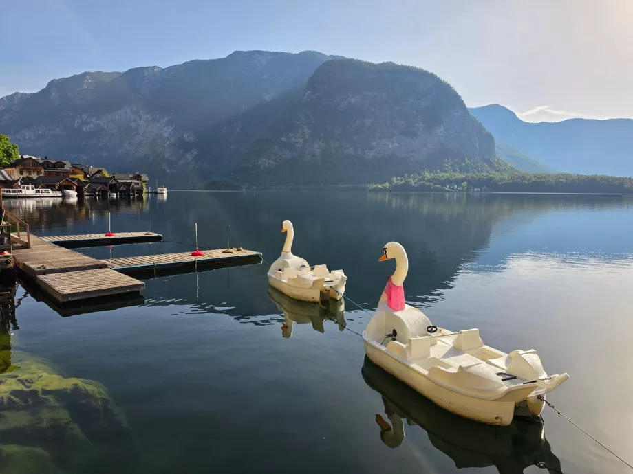 Barcos a pedales en el lago Hallstatt