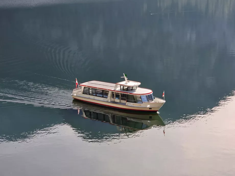 Un barco en el lago Hallstatt