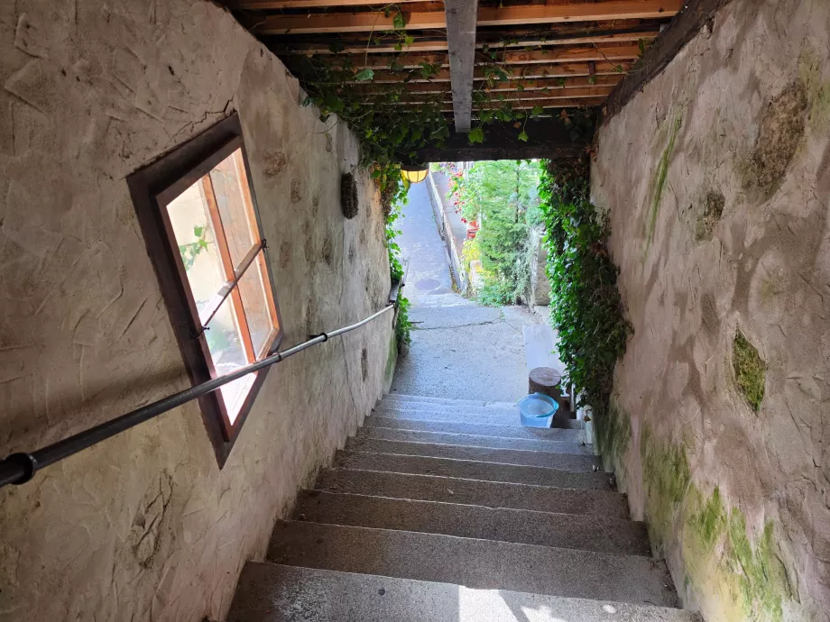 Una escalera cubierta que une el centro de la ciudad con la iglesia católica