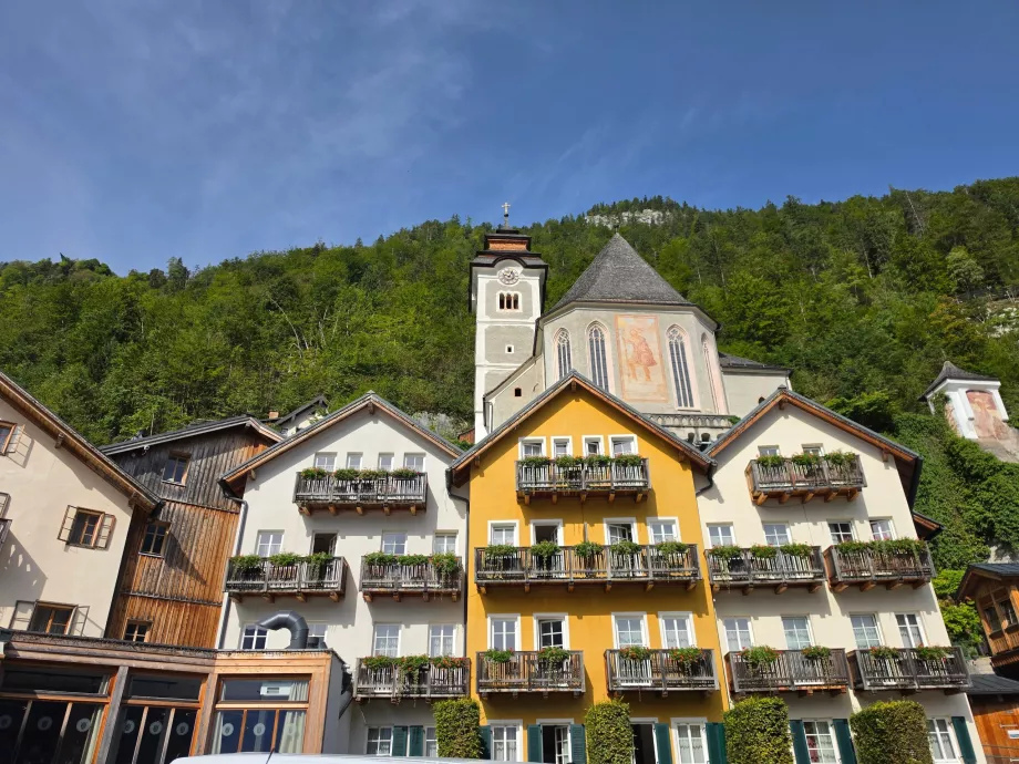 La iglesia católica situada encima del centro de Hallstatt