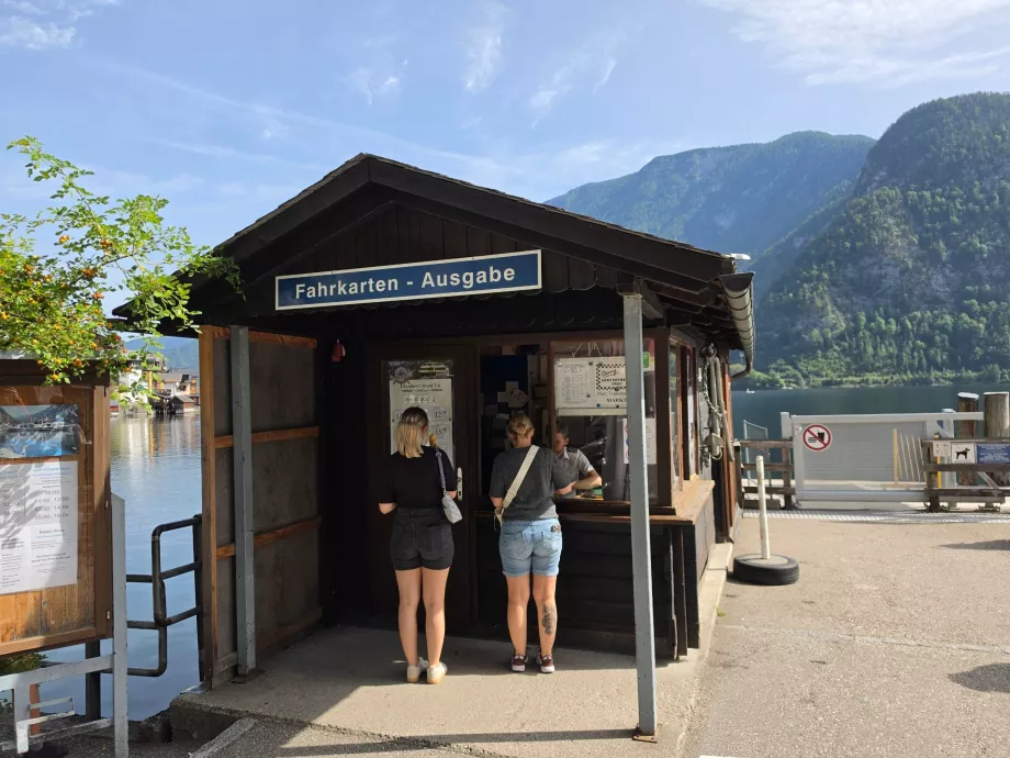 Venta de billetes de ferry en la estación de tren
