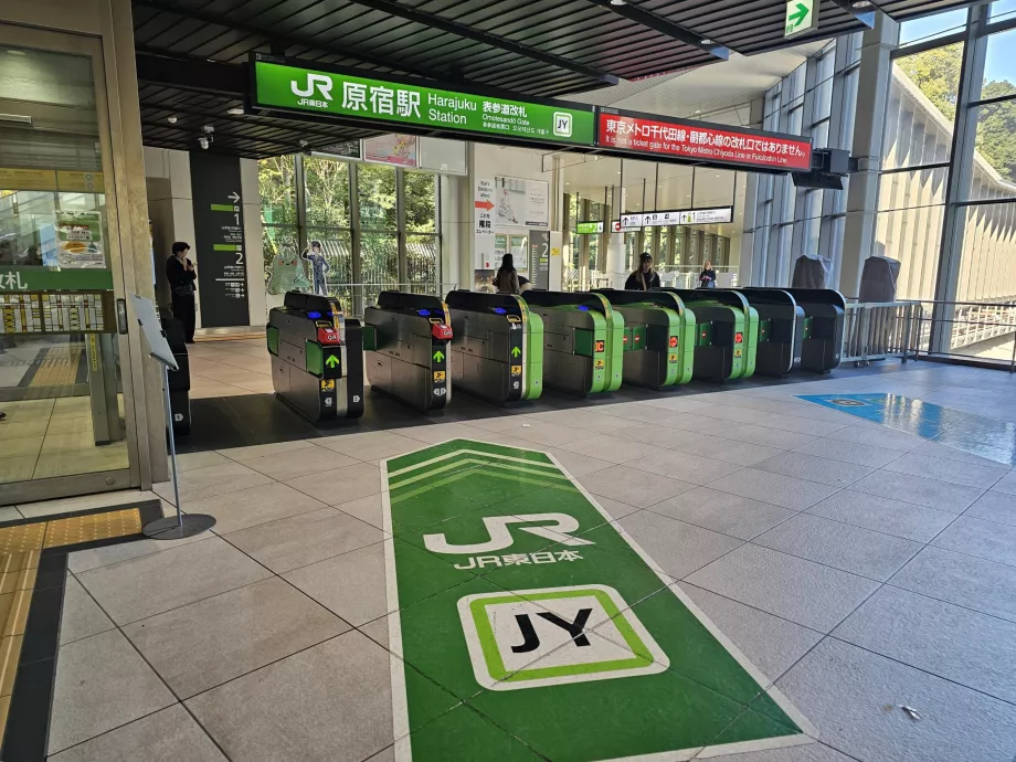 Torniquetes de acceso a los andenes del tren JR