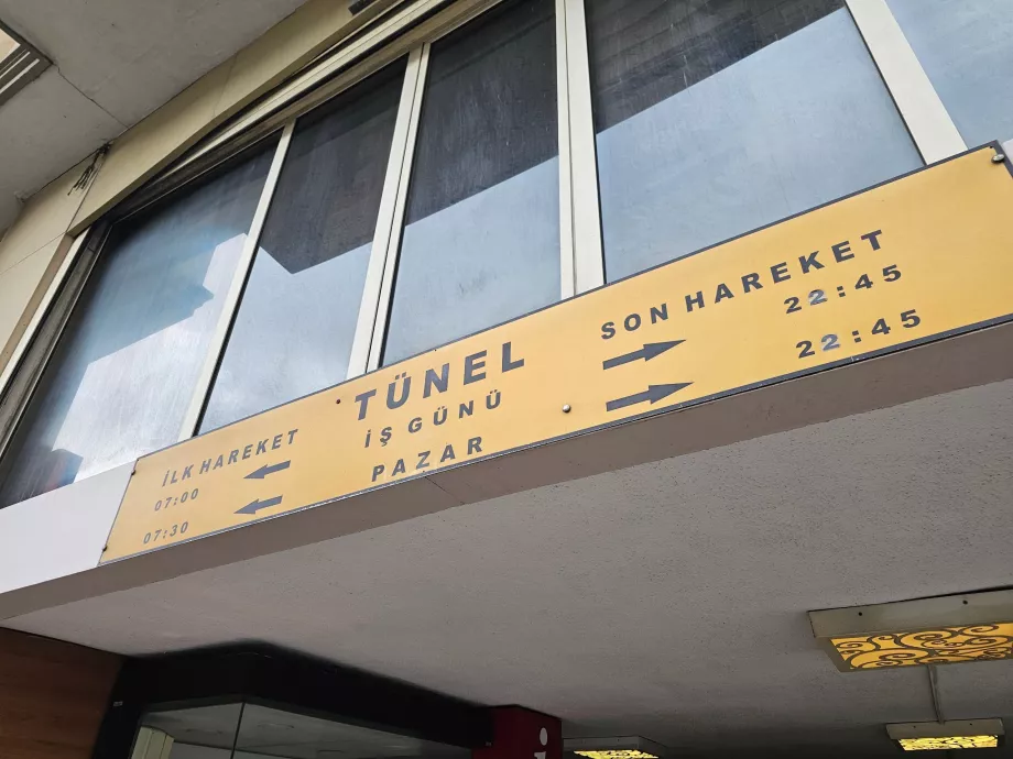 Entrada a la estación de Tünel