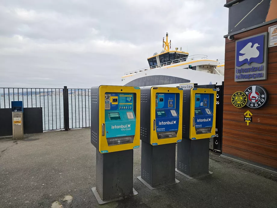 Máquinas expendedoras de billetes frente al muelle de transbordadores