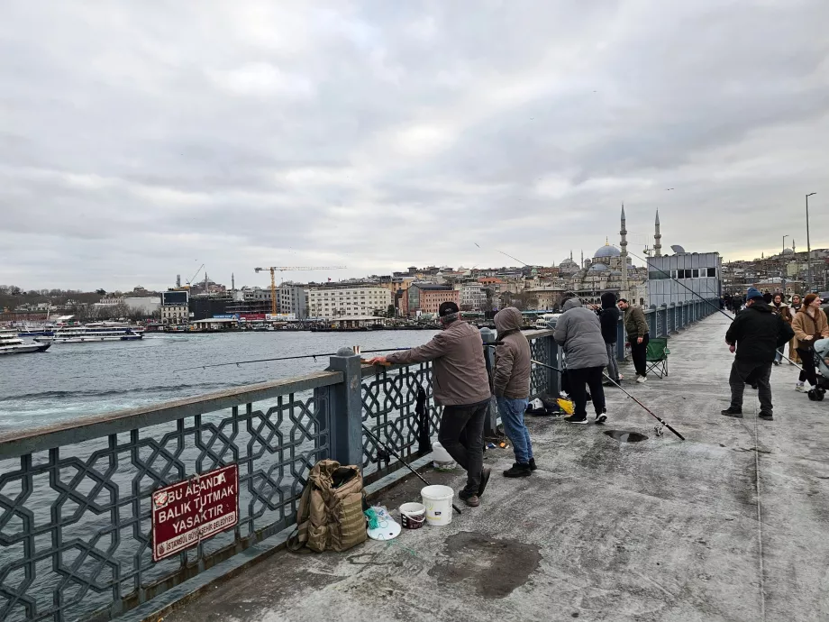 Pesca desde el puente de Gálata