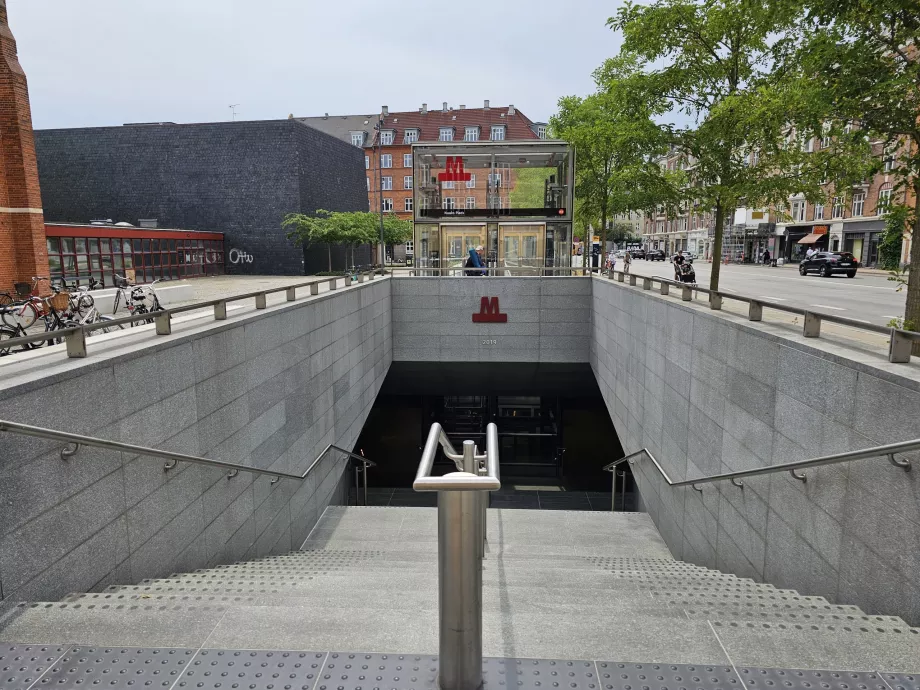 Entrada al metro y su señalización
