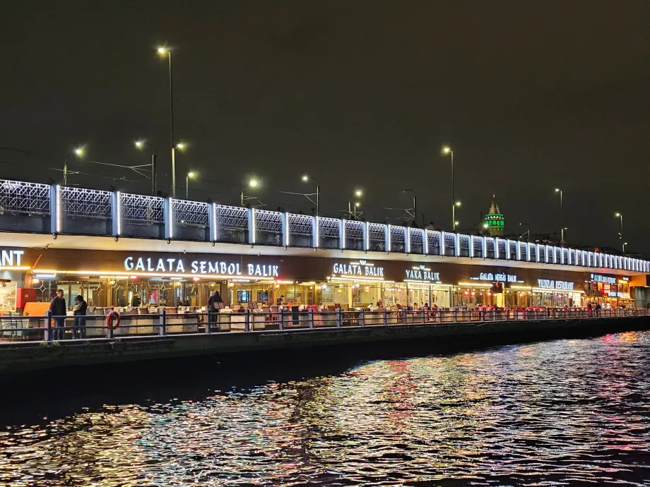 Puente Gálata de noche