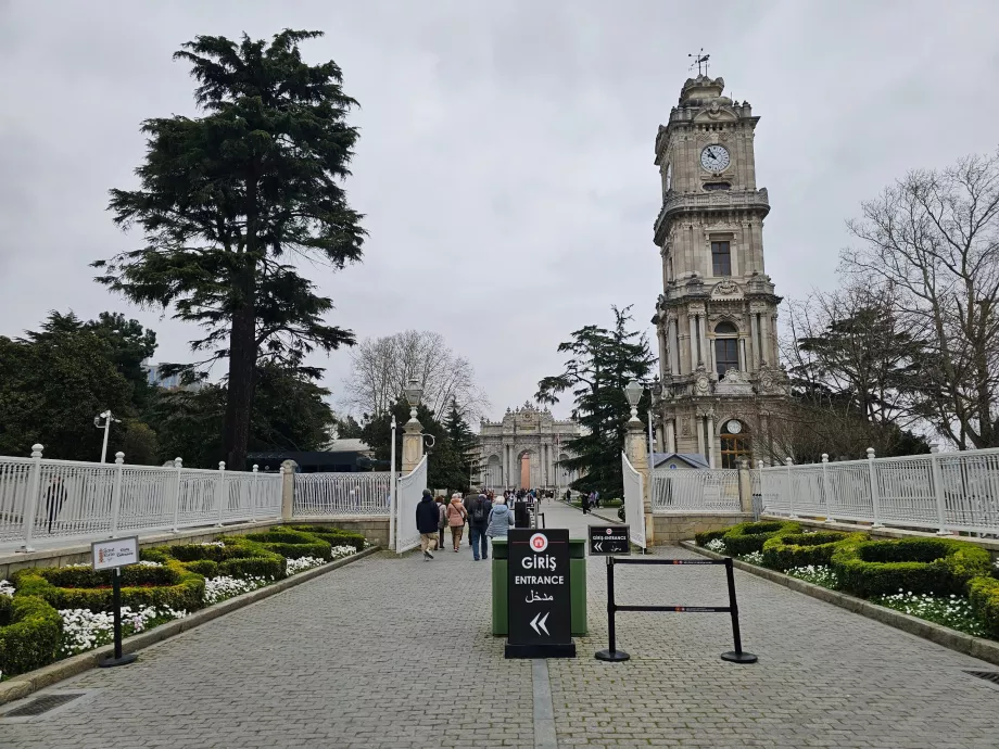 Entrada principal del Palacio de Dolmabahce