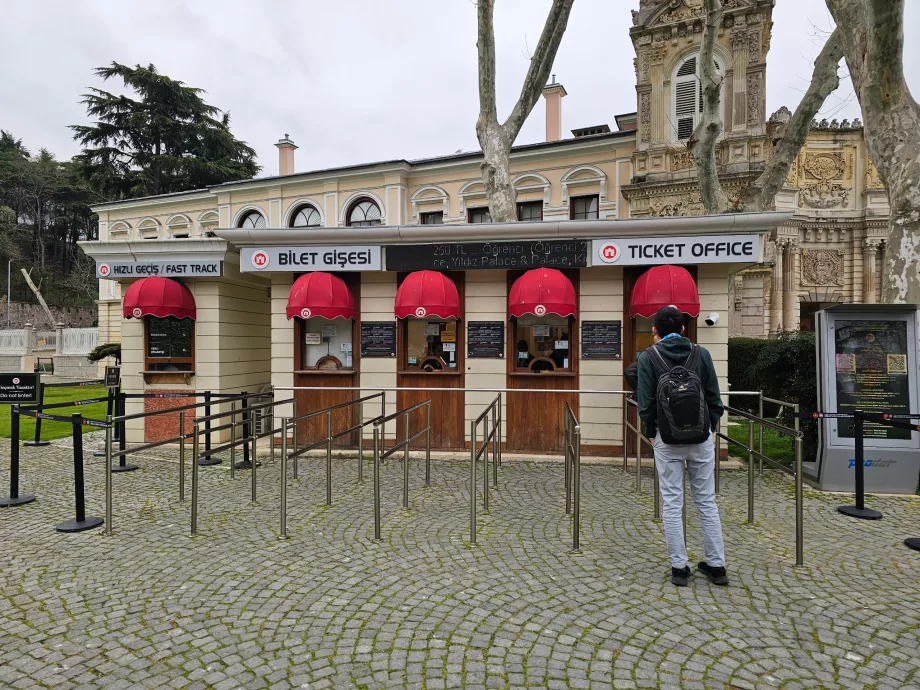 Entrada principal del Palacio de Dolmabahce