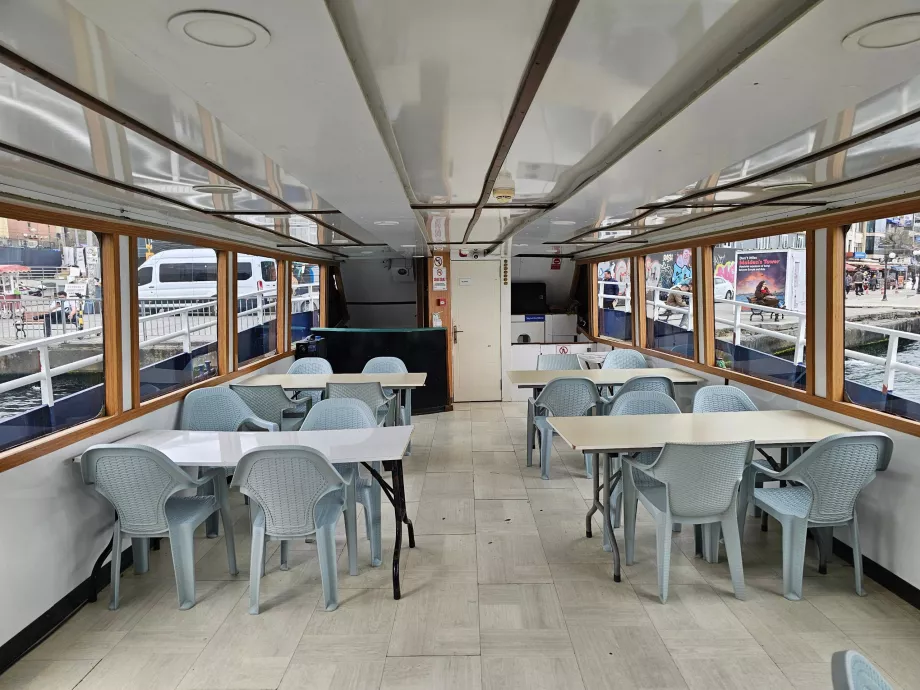 Interior del barco hacia la Torre de la Doncella