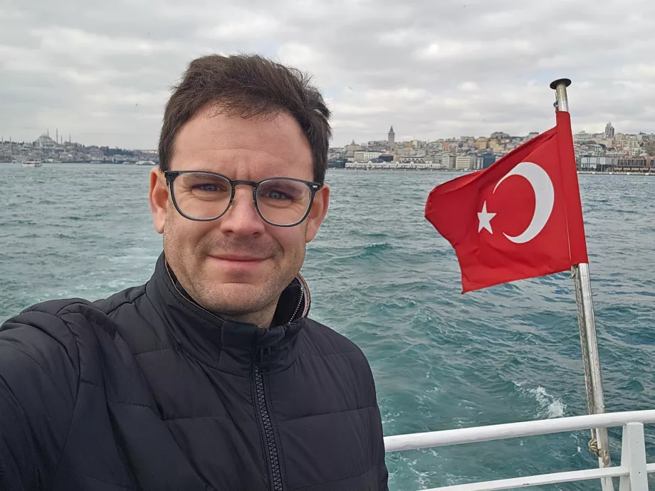 Yo en el barco hacia la Torre de la Doncella