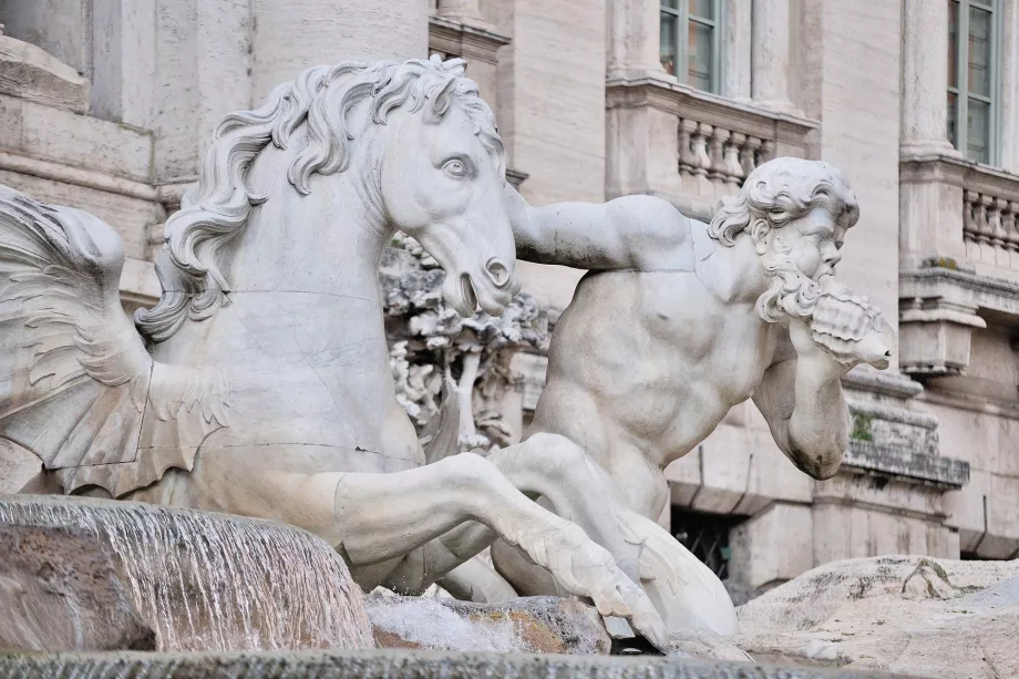 Estatua en la Fontana de Trevi